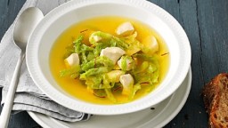 Recepta de cuina de Sopa de safrà amb pollastre i col rissada